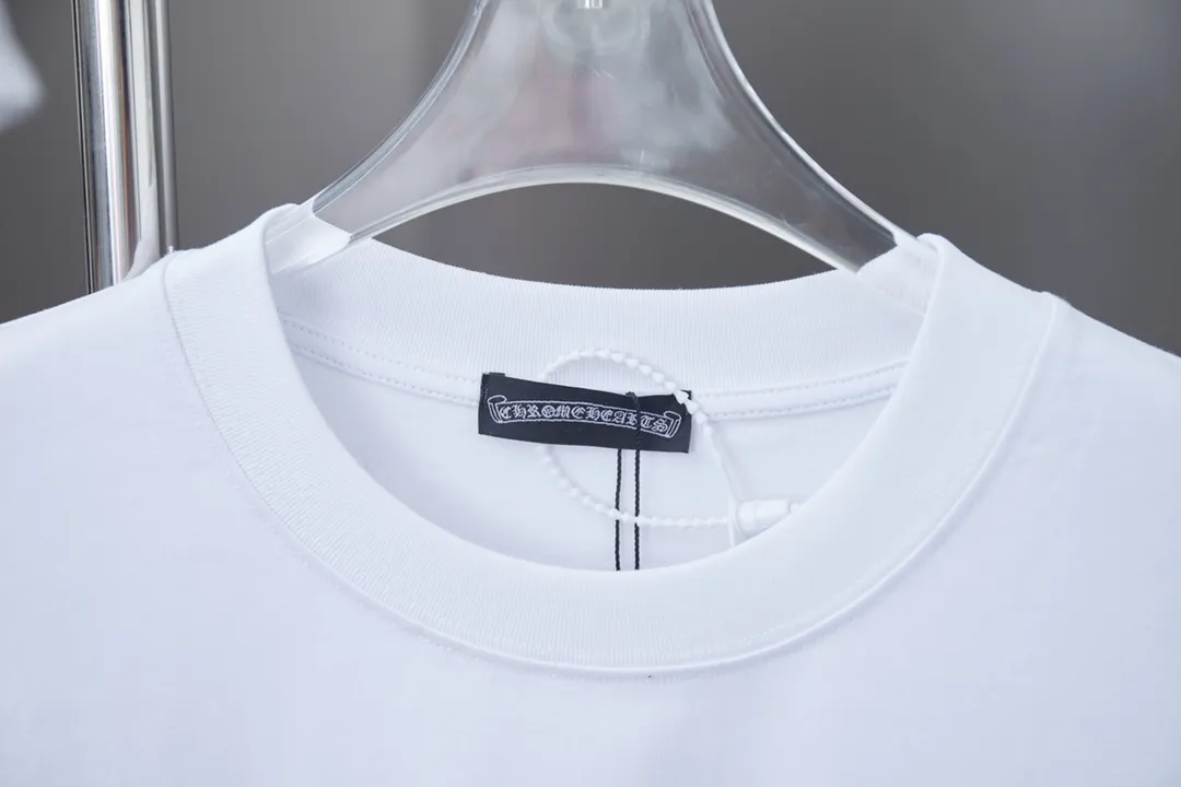 🅿️200 Chrome Hearte 25SS early spring new style Thick version of flocked rhinestone short sleeves Light luxury A must-have item for daily commuting for men and women Correct version Welcome to compare Detailed features · 280 grams of 100% pure cotton double yarn jersey fabric · Custom dyed in the same vat with special thickened 32 pieces of double-strand 1X1 thread · Three-dimensional flocking cross pattern ➕ Thick version of wow glue ➕ Imported Australian matte pearl diamonds · Double-needle sewing and cross-seam technology · Original main mark, washed tag, brand moisture-proof paper packaging Color: black/white/sky blue/burgundy Size: S/M/L/XL
